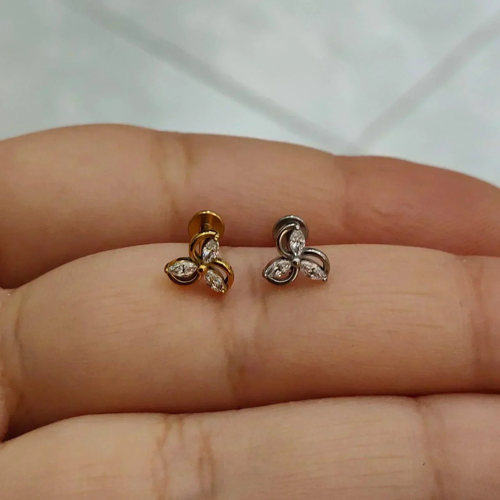 Piercing labret con 3 brillanti con design a goccia - GIOYAL PIERCING STORE