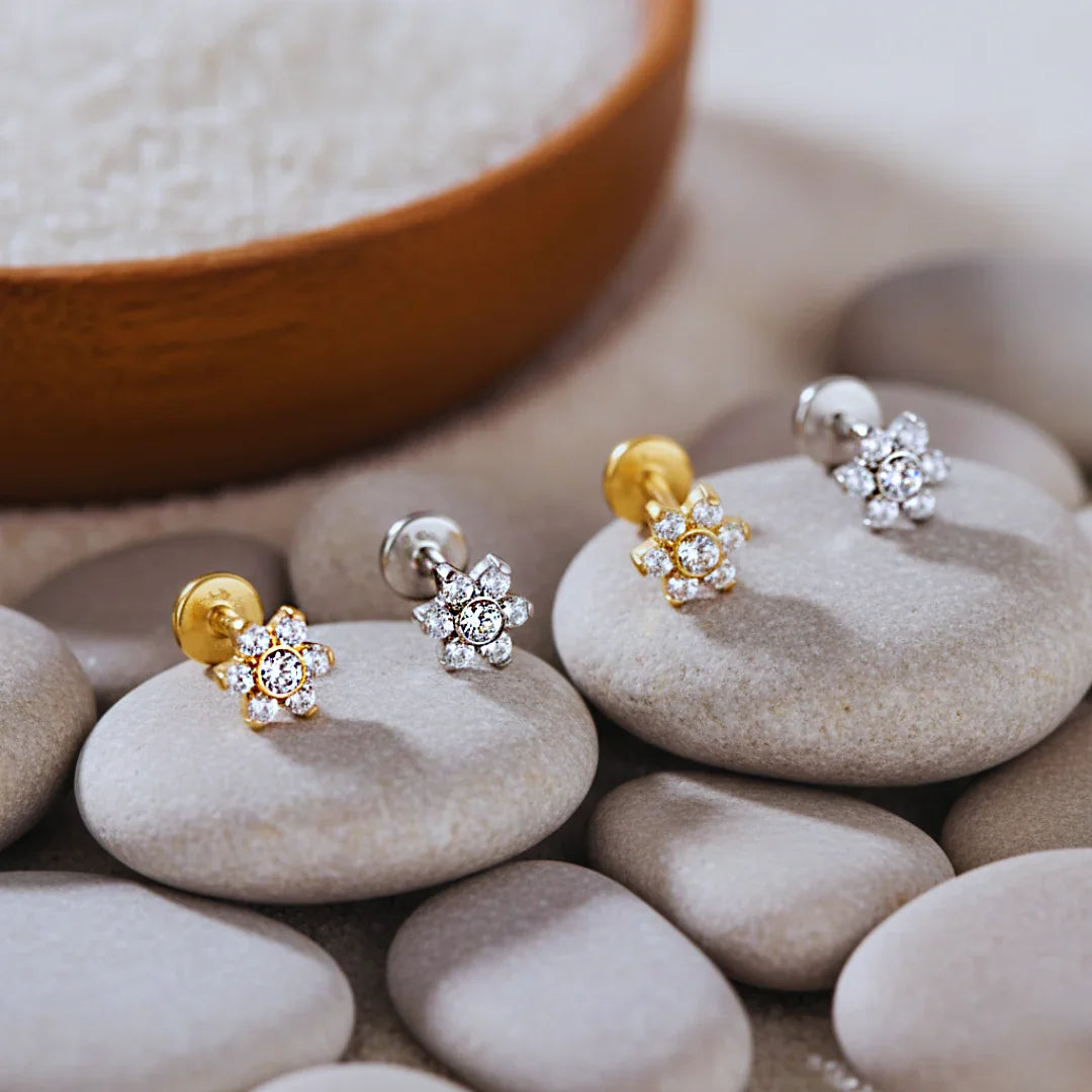 Piercing labret fiore con brillanti in serie In titanio