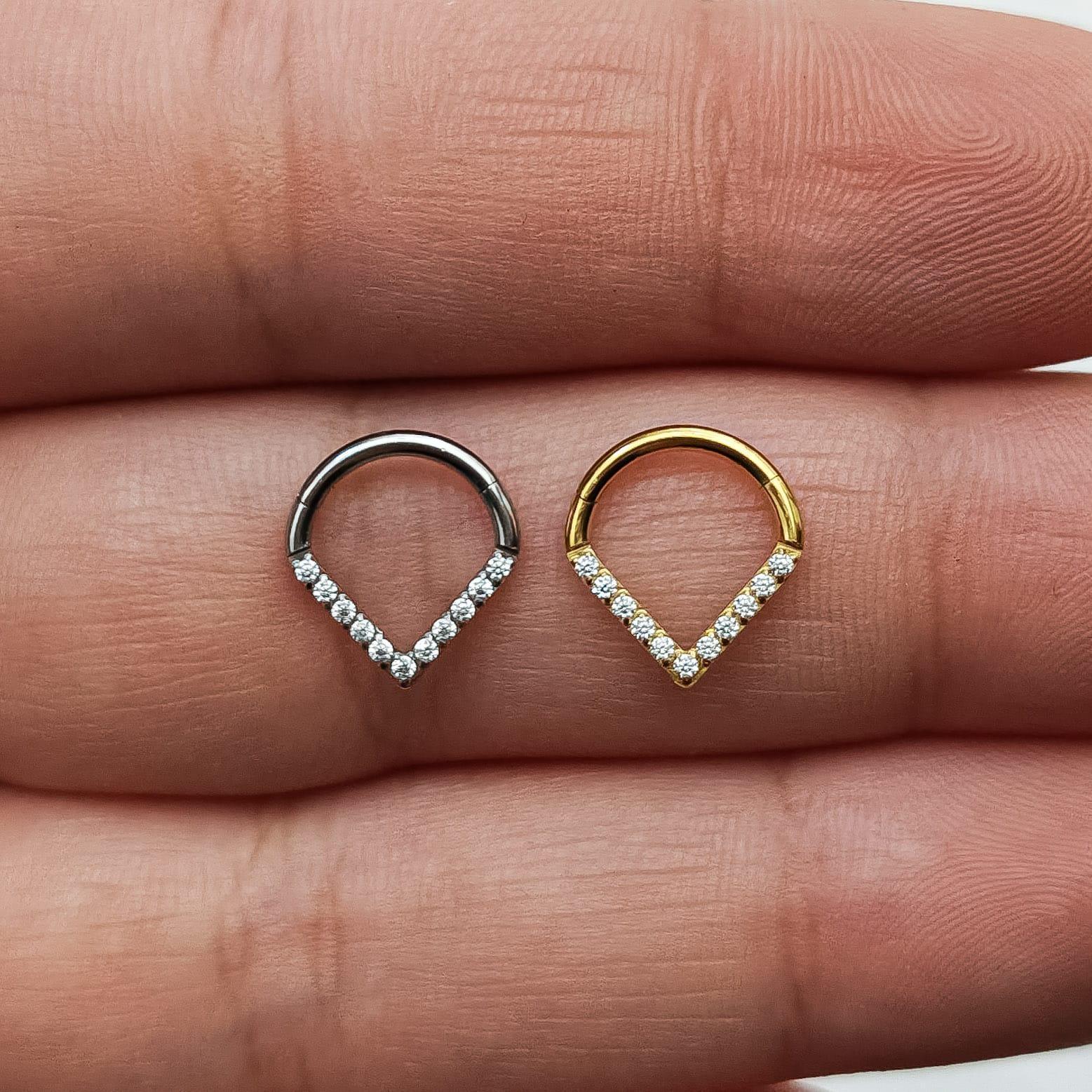 Anello a clicker con design a V - GIOYAL PIERCING STORE