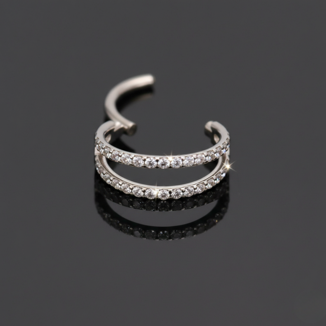 Cerchio a clicker in Titanio G23 con design a due barre con brillanti