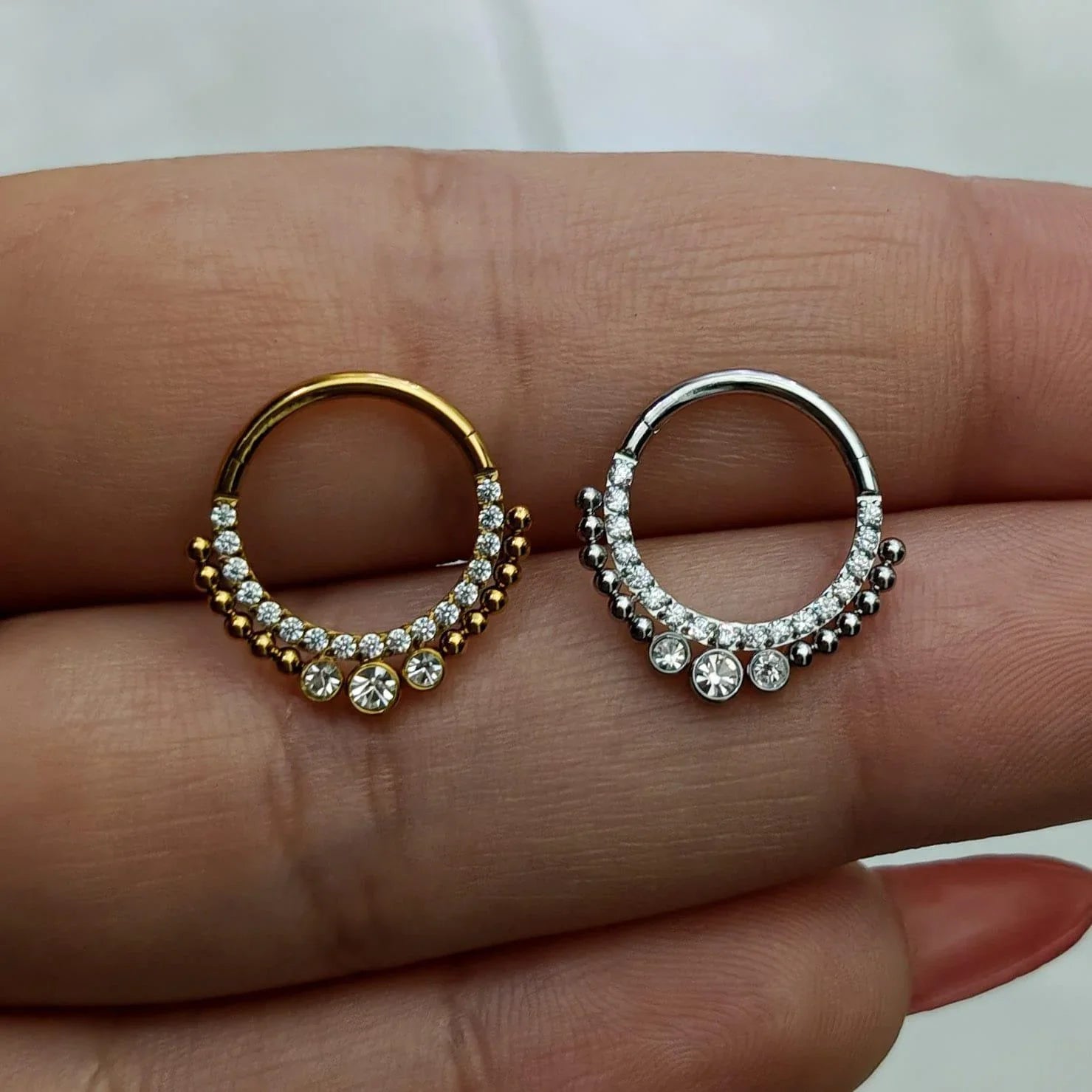 Anello a clicker con brillanti modello serenity - GIOYAL PIERCING STORE
