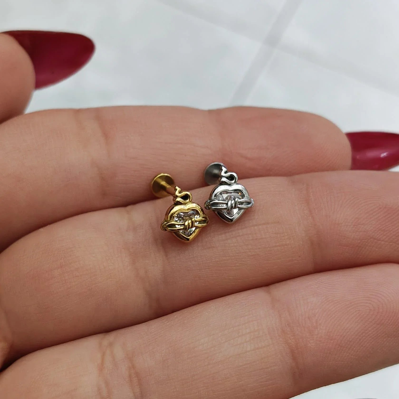 Piercing labret con cuore sacro - GIOYAL PIERCING STORE