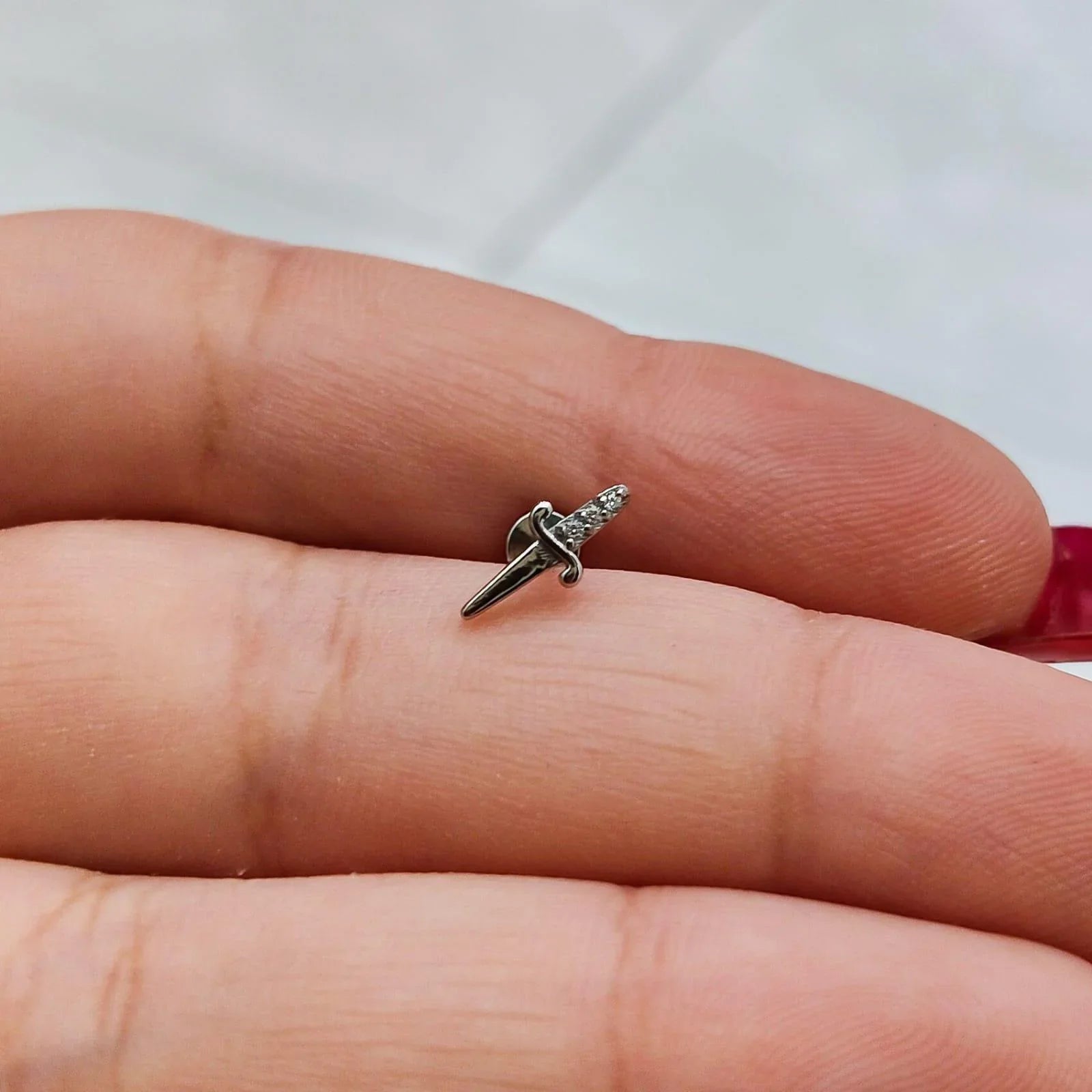 Piercing labret con design con pugnale - GIOYAL PIERCING STORE