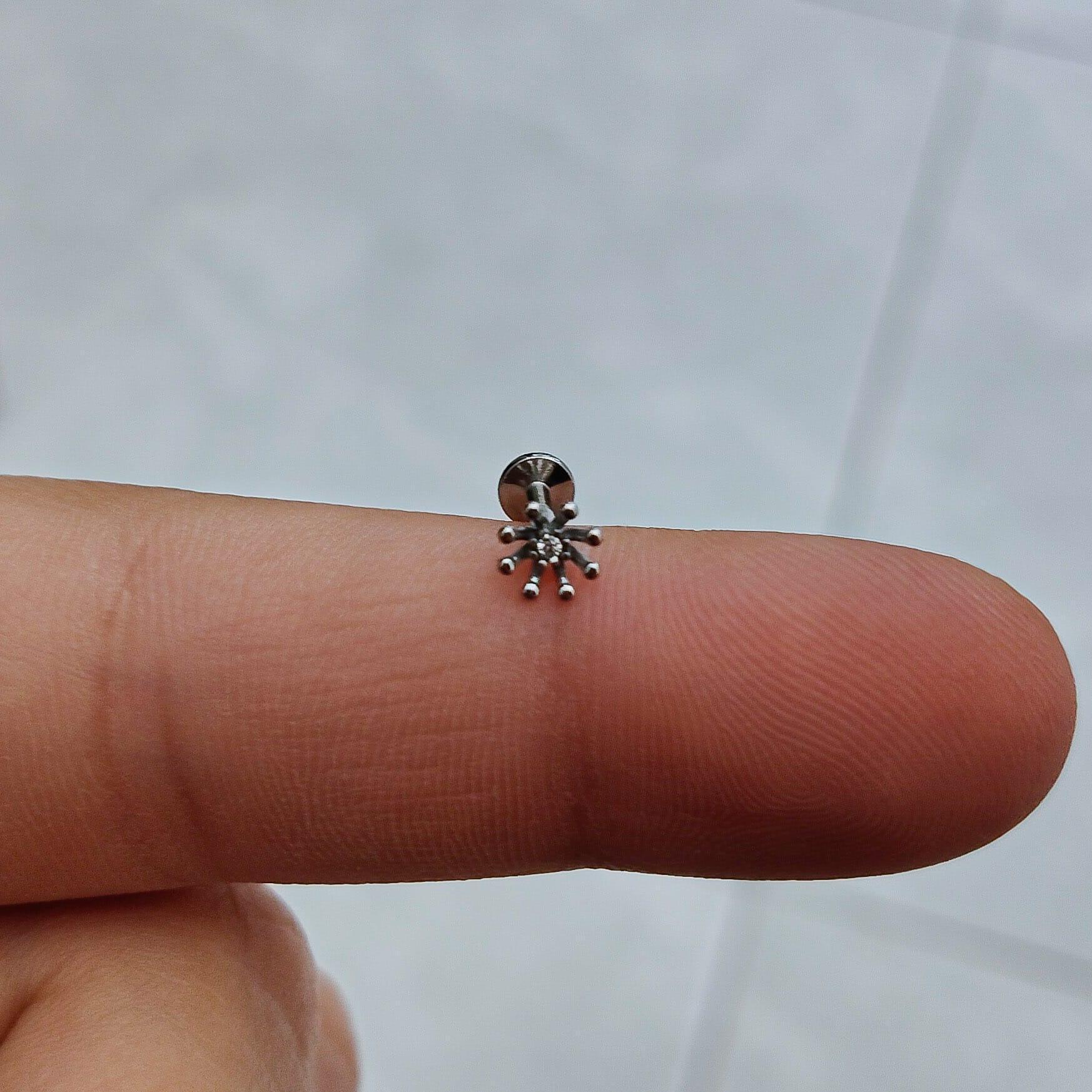 Piercing labret dente di leone - GIOYAL PIERCING STORE