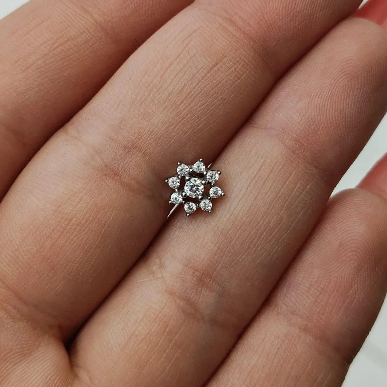 Piercing labret fiore - GIOYAL PIERCING STORE