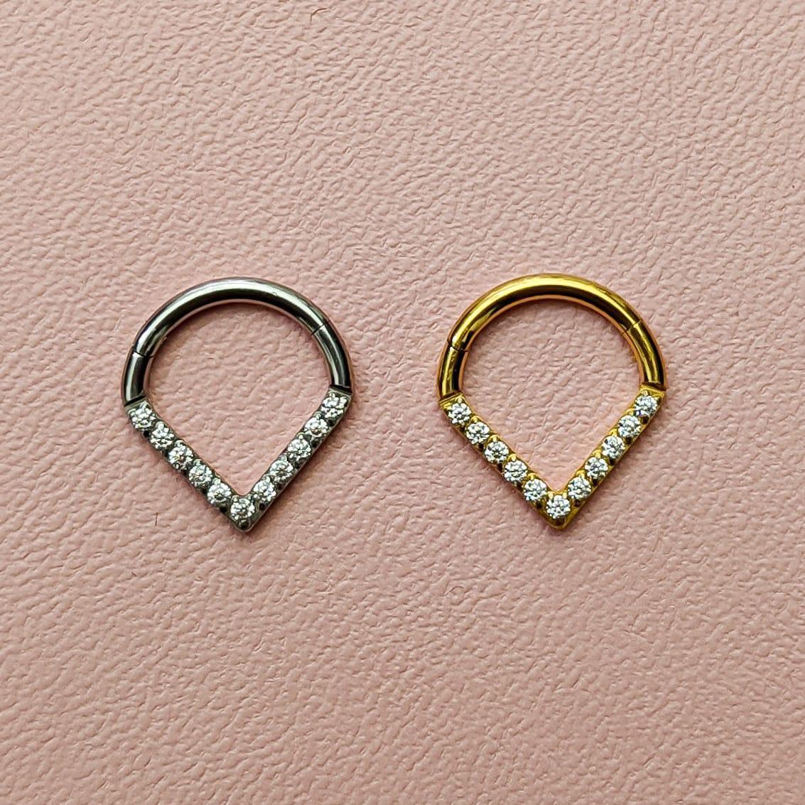 Anello a clicker con design a V - GIOYAL PIERCING STORE