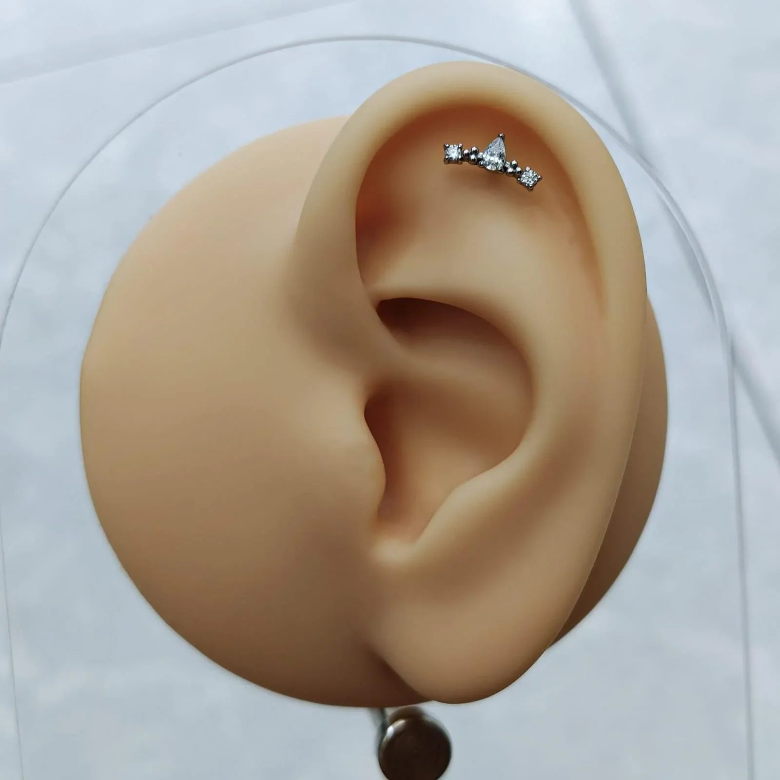 Labret con goccia centrale e brillanti laterali - GIOYAL PIERCING STORE
