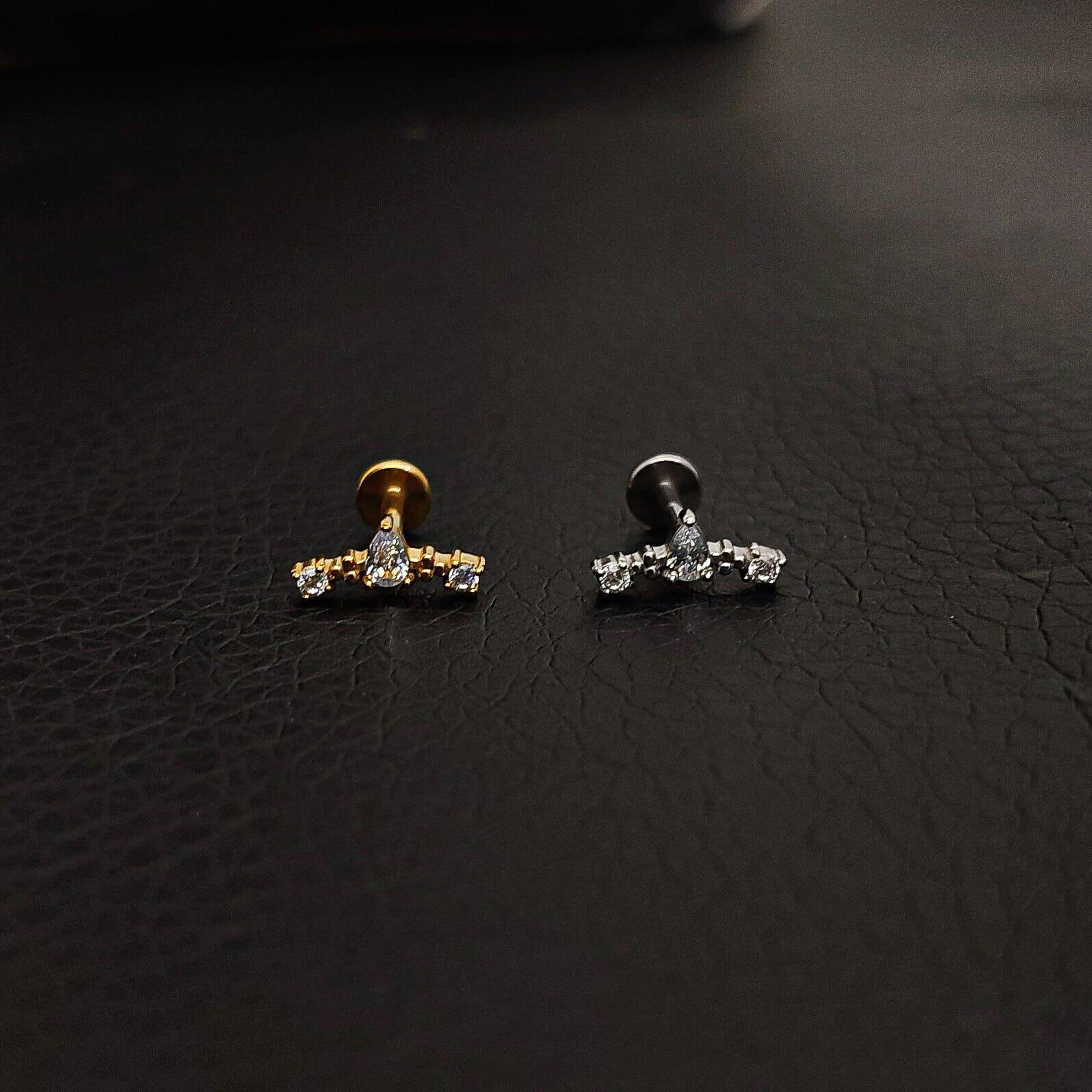 Labret con goccia centrale e brillanti laterali - GIOYAL PIERCING STORE