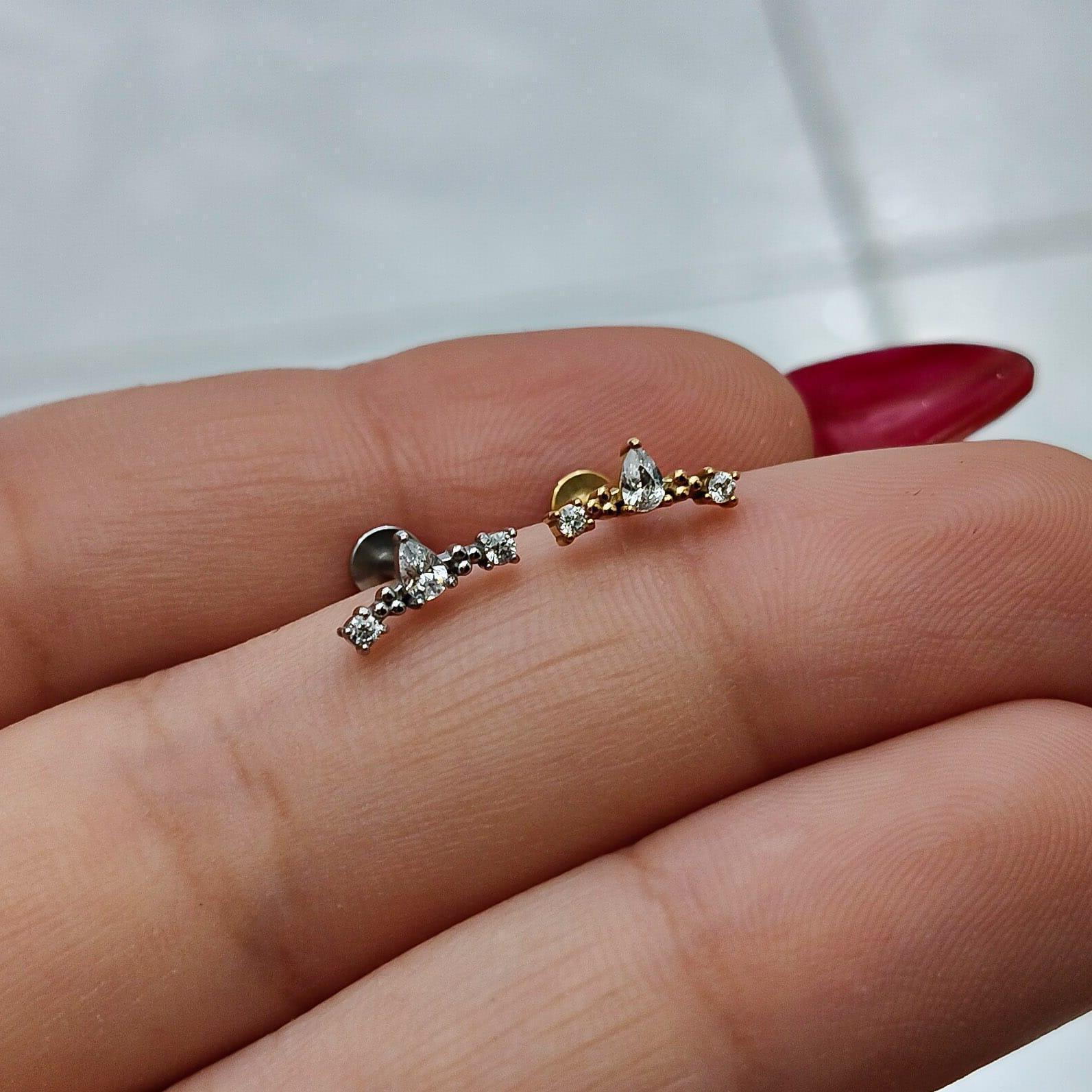 Labret con goccia centrale e brillanti laterali - GIOYAL PIERCING STORE