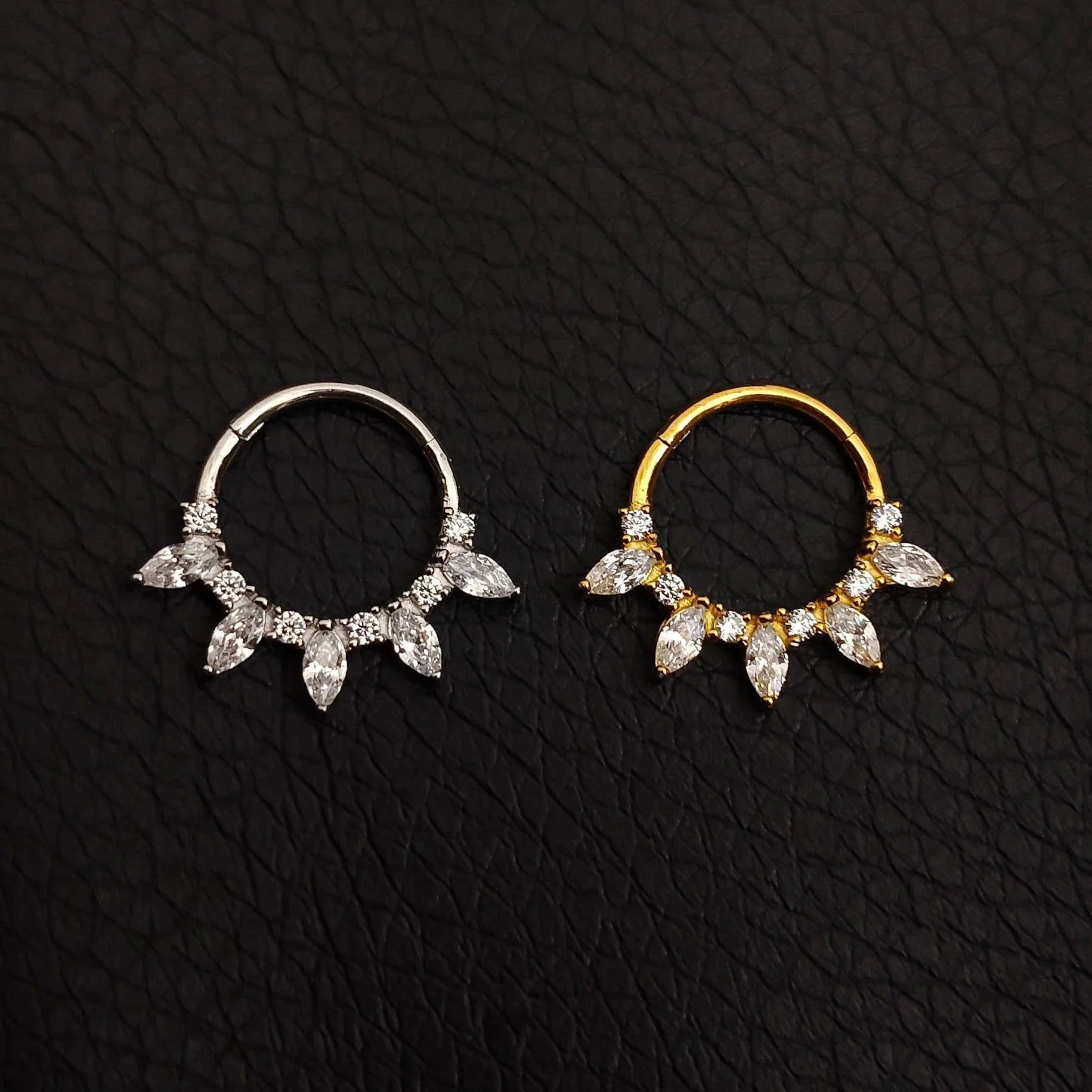 Anello a clicker con 5 brillanti a goccia - GIOYAL PIERCING STORE
